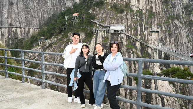NG28风管销售中心员工在安徽明堂山景区照片