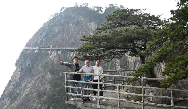 NG28风管销售中心员工在安徽明堂山景区照片