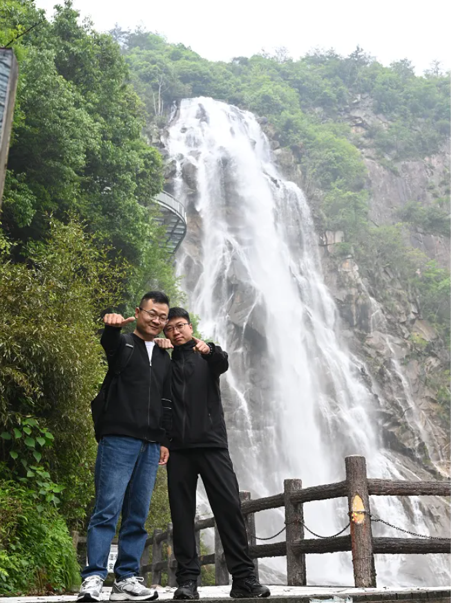 NG28风管销售中心员工在安徽明堂山景区照片